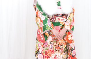 穏やかに、華やかに。緑の振袖で迎える成人の日