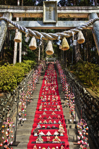 日本一！118段の雛飾り♡伊豆稲取温泉「素盞鳴神社雛段飾り」や雛フェスなど開催♪