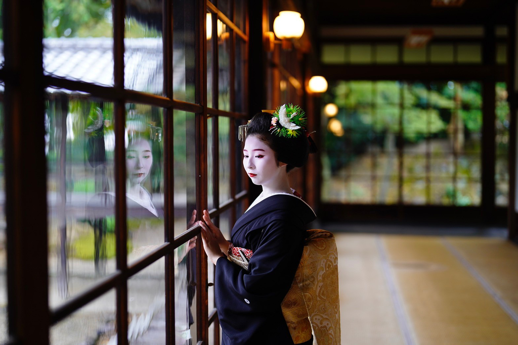 衿替を経て念願の芸妓へ 祇園甲部・美羽子さん「令和の芸舞妓図鑑」vol.4 | KIMONOBIJIN - 着物・伝統文化コミュニティメディア